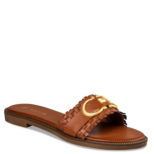 Envie Shoes Φλατ Σανδάλια με Χρυσή Διακοσμητική Αγκράφα Κάμελ